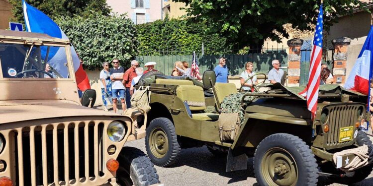 80 ans de la Libération de Piolenc : Jeep, Traction avant, Simca 8 convergent vers le Monument aux Morts