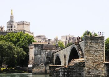 Tourisme à Avignon en juillet : plus de 155 000 touristes ont fait le pont… Saint-Bénézet
