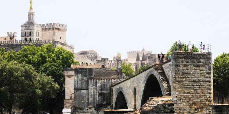 Tourisme à Avignon en juillet : plus de 155 000 touristes ont fait le pont… Saint-Bénézet
