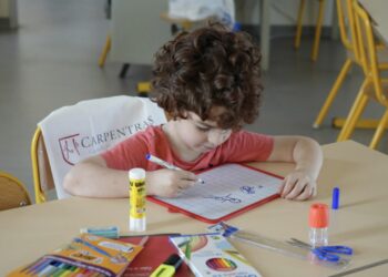 La ville de Carpentras offre des kits de fourniture aux élèves pour la rentrée scolaire 2024