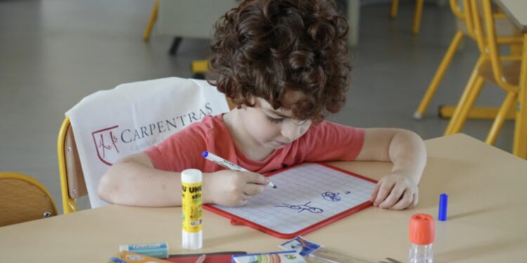 La ville de Carpentras offre des kits de fourniture aux élèves pour la rentrée scolaire 2024