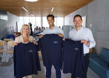 Châteaurenard : la Région PACA distribue une tenue unique dans un lycée de la ville