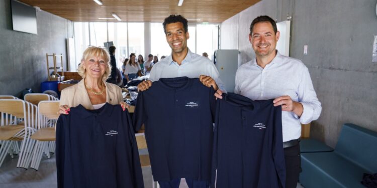 Châteaurenard : la Région PACA distribue une tenue unique dans un lycée de la ville