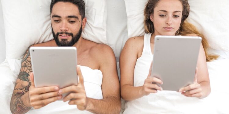 Le sexe en 2024 : comment les Français vivent leur sexualité à l’ère du numérique ?