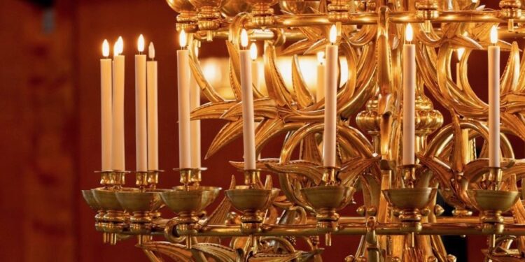 Les lustres de Notre-Dame de Paris jusqu’au 22 septembre chez Mathieu Lustrerie