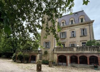 À Violès, les seniors deviennent châtelains