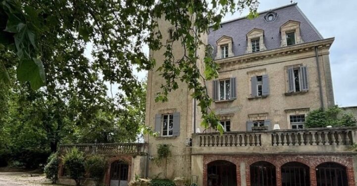 À Violès, les seniors deviennent châtelains