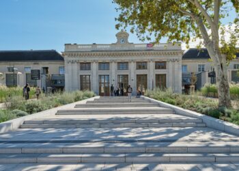 Avec le nouveau parvis de la gare-centre, Avignon met en scène son entrée de ville