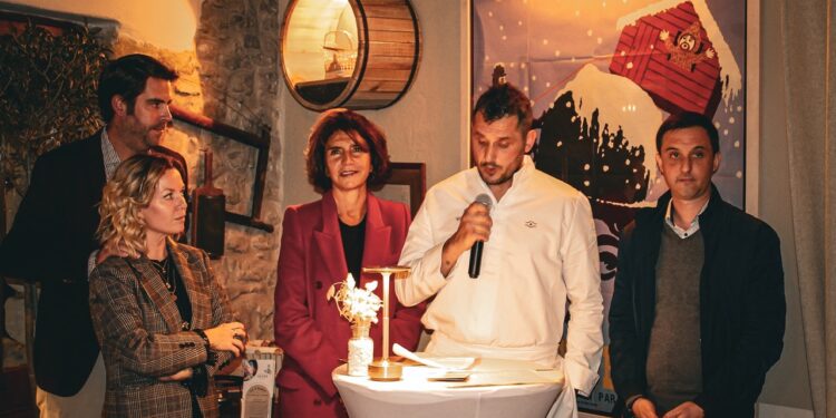 Gordes : le chef de La Ferme de la Huppe reçoit sa plaque de Maître Restaurateur