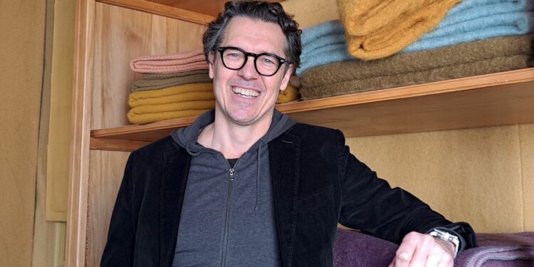 Isle-sur-la-Sorgue : Brun de Vian-Tiran étoffe sa collection, une façon d’allier l’art à la matière