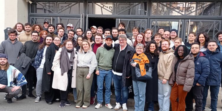 Entre deux tournées, l’humoriste Jérémy Ferrari prend soin de ses élèves et fait escale à la Scala Provence