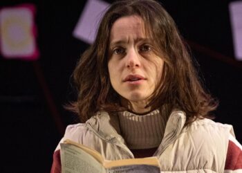 ‘L’Étrangère’ ou le jeu de l’absurde, de l’amour et du hasard au Théâtre du Balcon