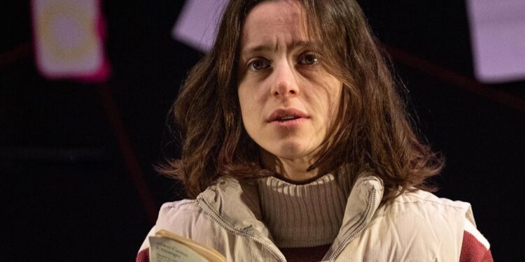 ‘L’Étrangère’ ou le jeu de l’absurde, de l’amour et du hasard au Théâtre du Balcon