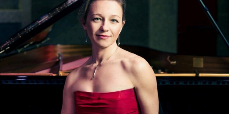 La pianiste Irina Chkourindina au Château de Lourmarin