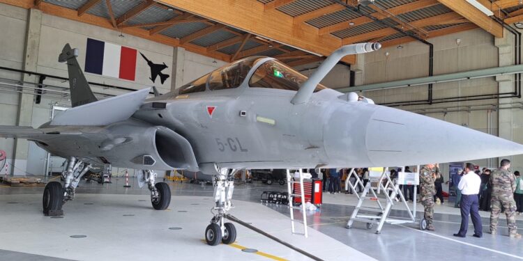 La future élite de la haute fonction publique à la BA 115 d’Orange