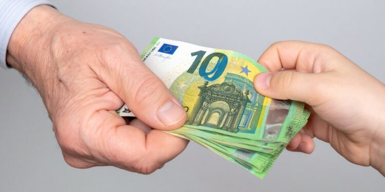 Donation : Comment donner de l’argent à ses enfants sans payer d’impôt ?