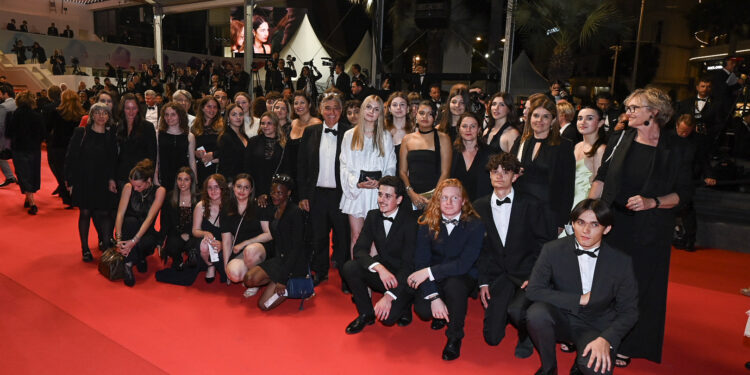 Les élèves du lycée Victor Hugo de Carpentras gravissent les marches du Festival de Cannes