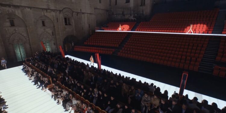 (Vidéo) Louis Vuitton dévoile les coulisses de son défilé au Palais des Papes