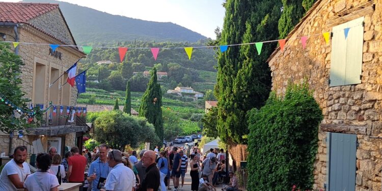 Labellisé ‘Vignobles & Découvertes’, le village de Suzette a organisé le centenaire de l’AOC Beaumes-de-Venise