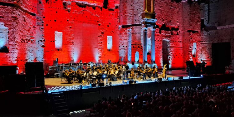 Bernard Lavilliers : « On the road again » à Orange pour une communion métissée et symphonique