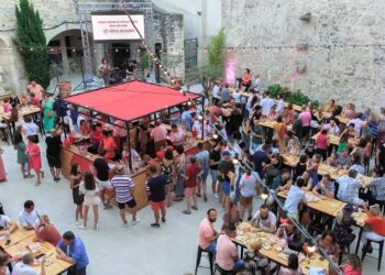 Pendant le Festival d’Avignon, escale fraîcheur et convivialité avec Le Bar à Vins des Côtes du Rhône