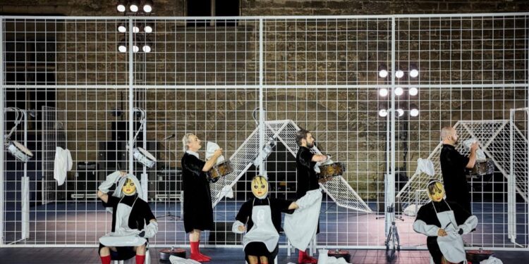 ‘Nôt’, une nuit pour s’attendre à tout dans la Cour d’Honneur du Palais