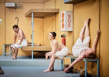 Festival d’Avignon : ‘Le sommet’, l’ascension réussie de Christoph Marthaler nous enivre 