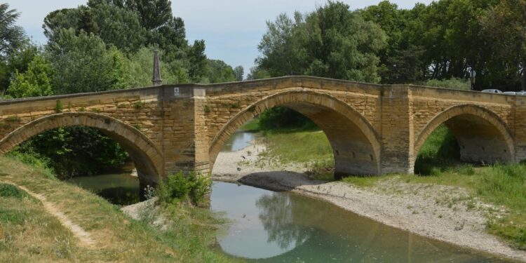 Bédarrides : les travaux de restauration du Pont sur l’Ouvèze débutent