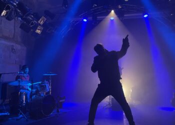 (Vidéo) ‘Johnny, libre dans ma tête’ de Didier Gustin, un spectacle musical qui envoie du lourd