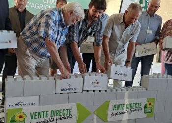 Pose de la 1re pierre de la Maison des Agriculteurs à Monteux
