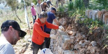 (Vidéo) Ventoux et Luberon, participer à un chantier de pierre sèche