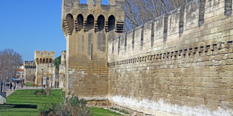 Un curieux banquet organisé le long des remparts à Avignon