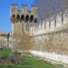 Un curieux banquet organisé le long des remparts à Avignon
