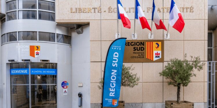 Pavoisement : la Région Sud choisit le drapeau tricolore