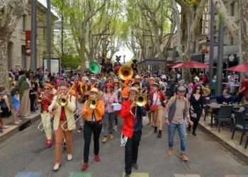 Une curieuse parade organisée dans les rues d’Avignon