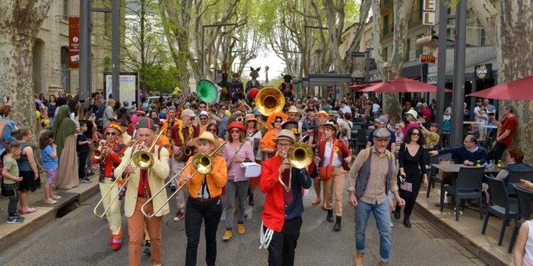 Une curieuse parade organisée dans les rues d’Avignon