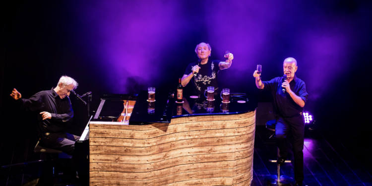 Sorgues, Quand trois plumes s’envolent : « Au revoir et merci ! » fait ses adieux en chansons