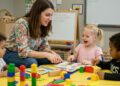 Accueil et protection du jeune enfant : les professionnels doivent désormais fournir une attestation d’honorabilité