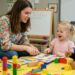 Accueil et protection du jeune enfant : les professionnels doivent désormais fournir une attestation d’honorabilité