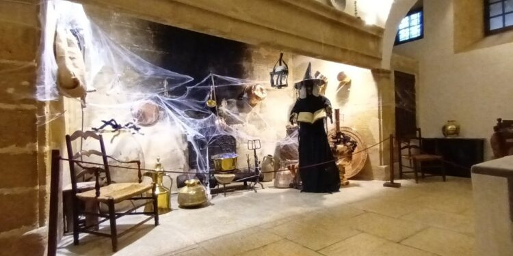 Pour Halloween, le Château de Lourmarin se pare de toiles d’araignée