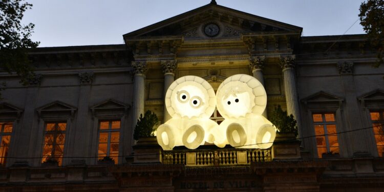 La parade des Anooki lance les festivités de Noël à Avignon