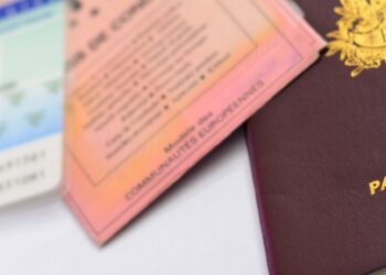 Un changement de nom entraîne l’invalidité des titres d’identité