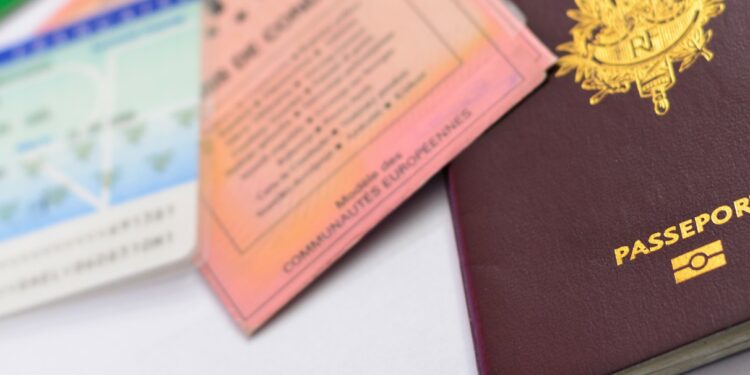 Un changement de nom entraîne l’invalidité des titres d’identité