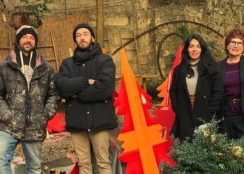 Quand les sapins peints dansent dans les rues d’Avignon