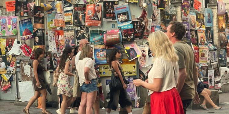 Le Festival Off d’Avignon ou le paradoxe du géant aux pieds d’argile