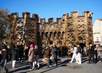Une œuvre en carton de 18m de haut naît à Carpentras pour la 500e Foire Saint-Siffrein