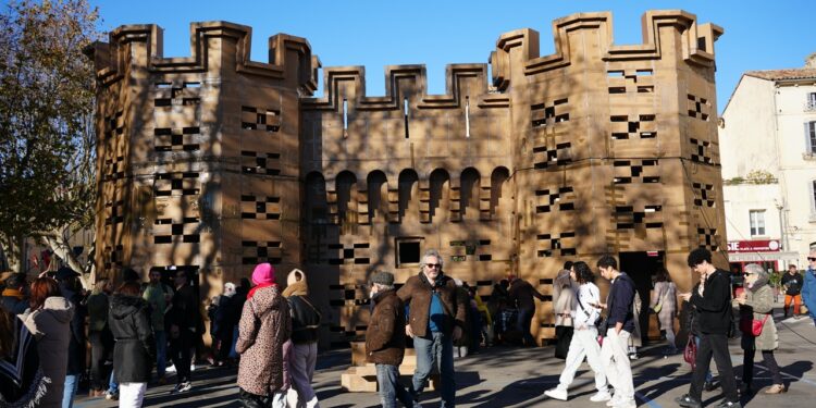 Une œuvre en carton de 18m de haut naît à Carpentras pour la 500e Foire Saint-Siffrein