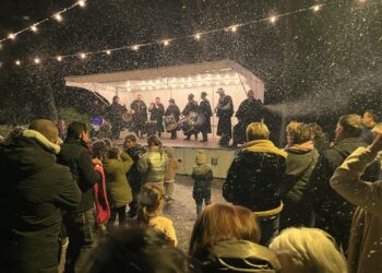Lumières sur un trésor provençal : le vieux village des Angles resplendit