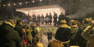 Lumières sur un trésor provençal : le vieux village des Angles resplendit