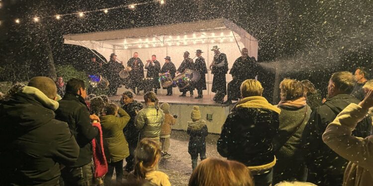 Lumières sur un trésor provençal : le vieux village des Angles resplendit